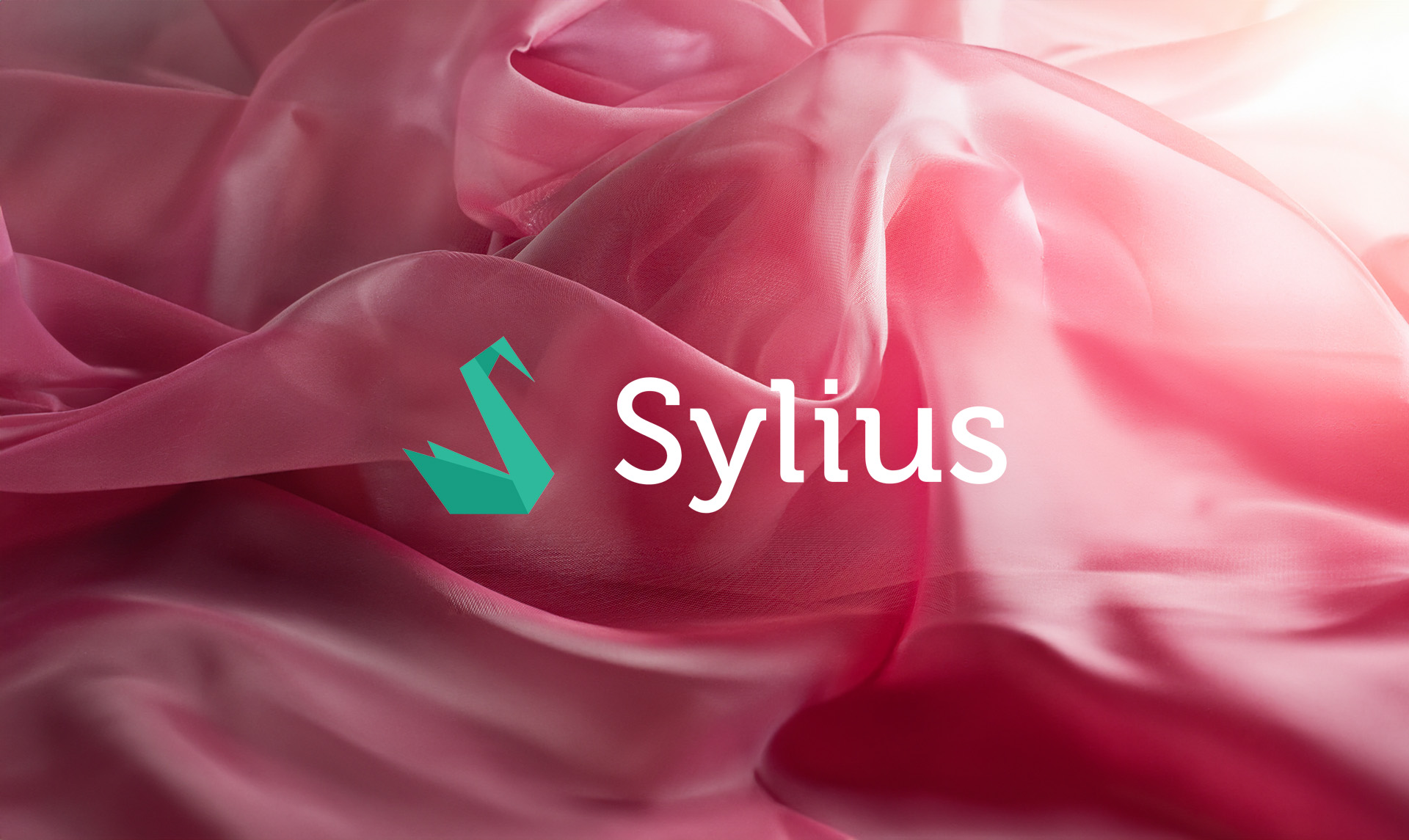 Sylius Logo mit Stoff im Hintergrund
